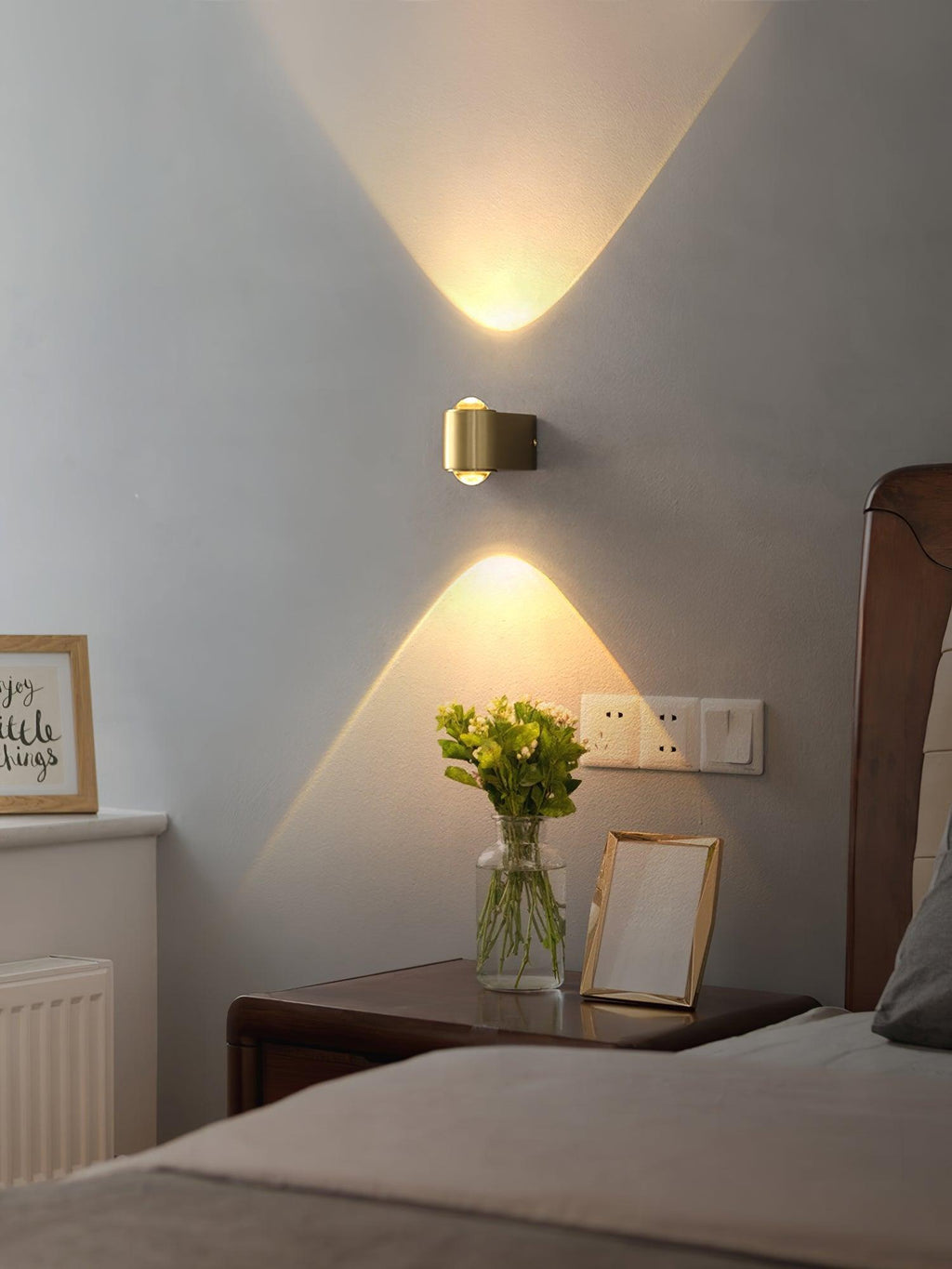 Compact Brass Glass LED Wall Light / L 23.6″ x W 2.4″ x H 1.9″ / L 60cm x W 6cm x H 5cm / Brass & Transparent / Cool White