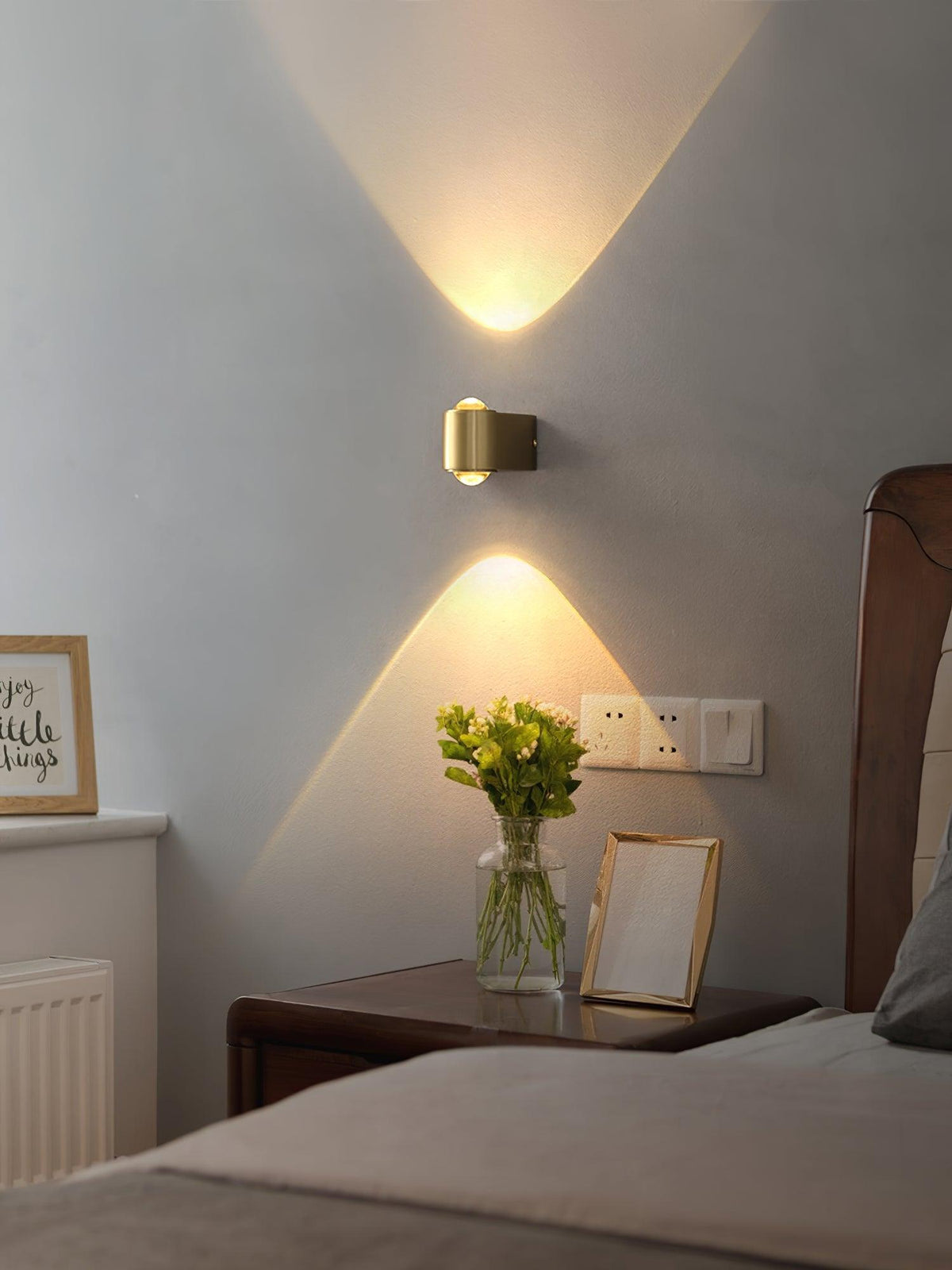 Compact Brass Glass LED Wall Light / L 23.6″ x W 2.4″ x H 1.9″ / L 60cm x W 6cm x H 5cm / Brass & Transparent / Cool White