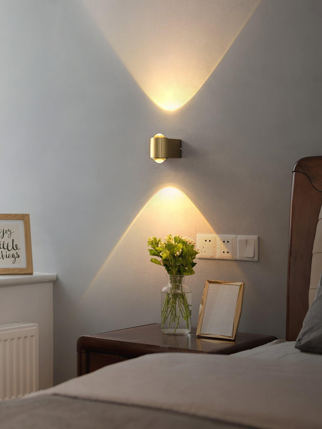 Compact Brass Glass LED Wall Light / L 23.6″ x W 2.4″ x H 1.9″ Set Of 2 / Brass & Transparent / Cool White